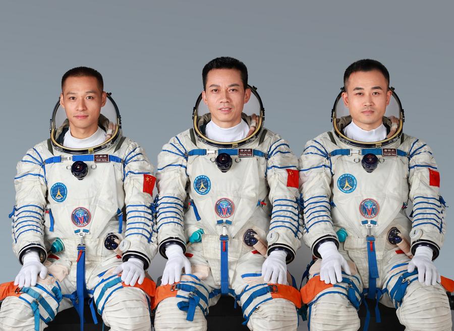 China's Shenzhou-17 separates from space station combination, starts journey home xhtxs.cn/S6C
