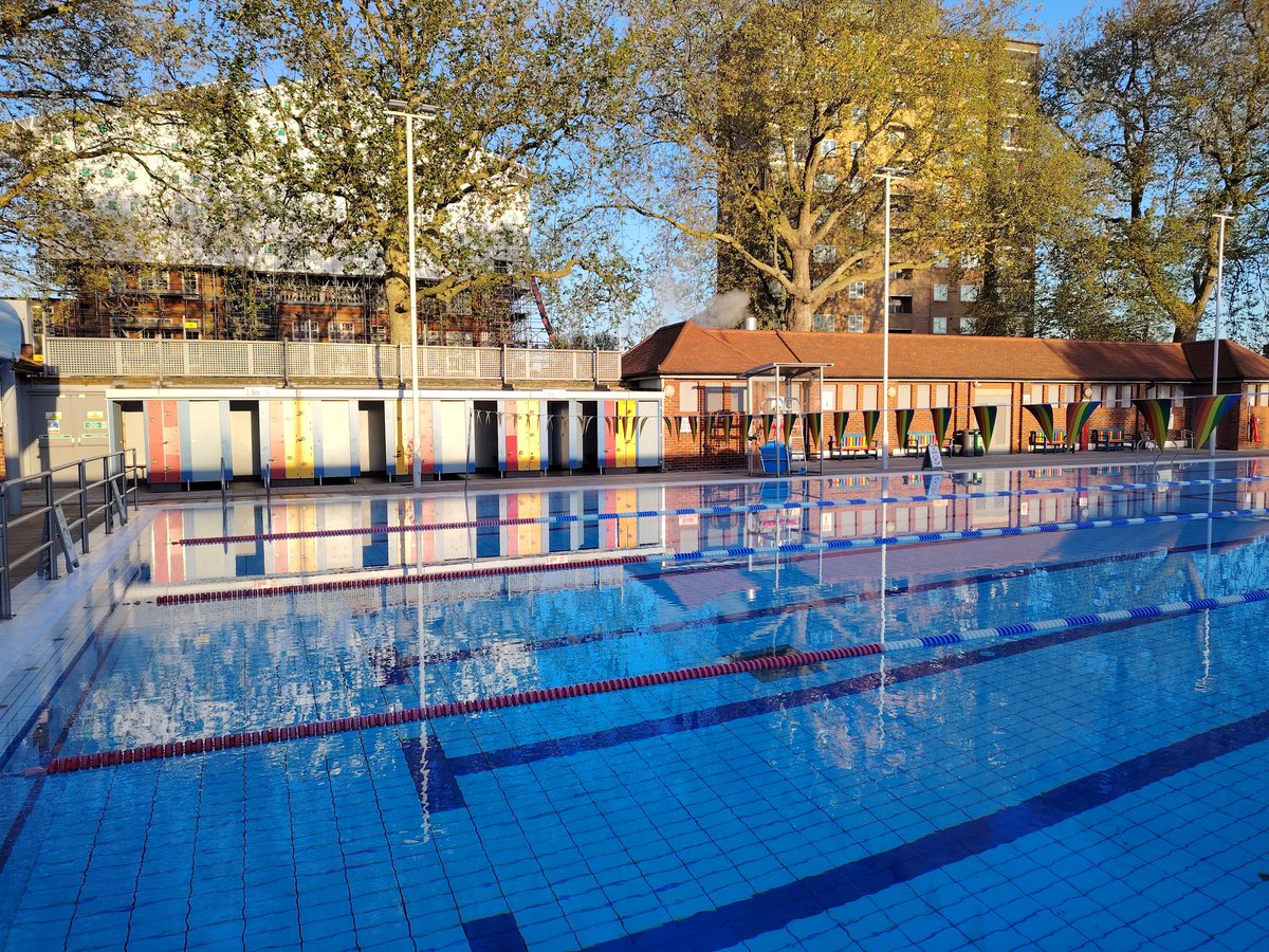 What a beautiful morning! #LondonFieldsLido #OutdoorSwimming
