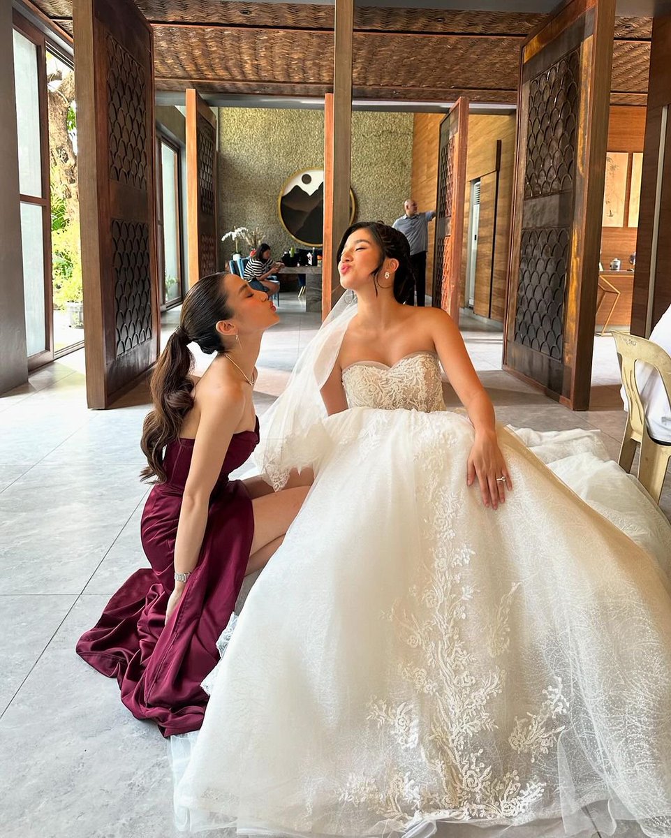 You've been in so many gowns before but bride's gown looks really good on you! Hindi ko kinakaya ganito ka pala pag kinasal😭 #BelleMariano