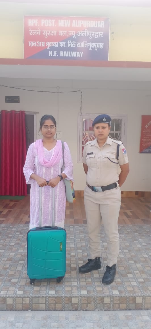 On 28.04.2024, RPF Kamakhyaguri recovered one left behind trolley bag from Train No.13173 Up (K J Exp) and on 29.04.2024, the same handed over to its actual owner. @drm_apdj @RPF_NFR1 @RPF_INDIA #OperationAmanat