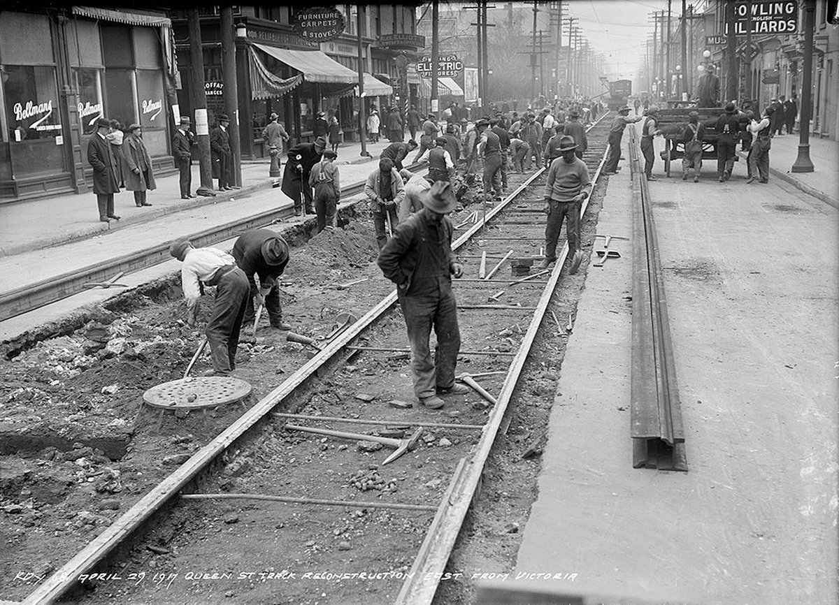 Streetcar track reconstruction on Queen Street, looking east from Victoria Street, Toronto, #OnThisDay in 1917 (Apr 29)

📸: @TorontoArchives

#otd #1910s #streetcar #construction #transit #history #torontohistory #tdot #the6ix #toronto #canada #hopkindesign