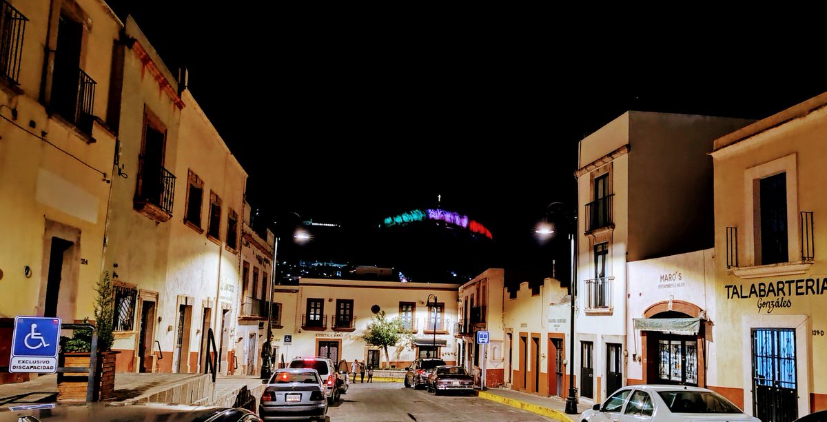 Así de hermosa es la ciudad de Zacatecas.

Esta foto es tomada, desde la Av. Insurgentes, zona centro.
