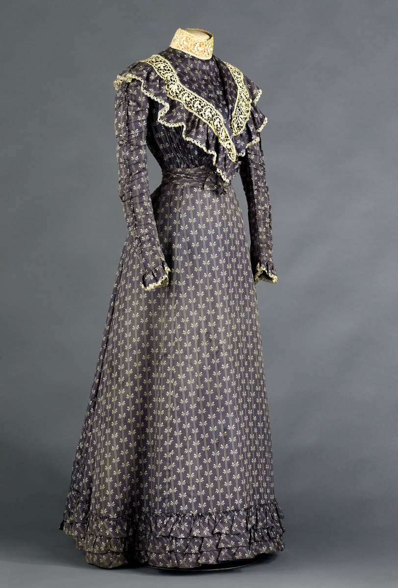 France.

Dress, c.1897.

Silk, velvet, machine-made lace, baleen.

©️ @PalaisGalliera 
#FashionHistory