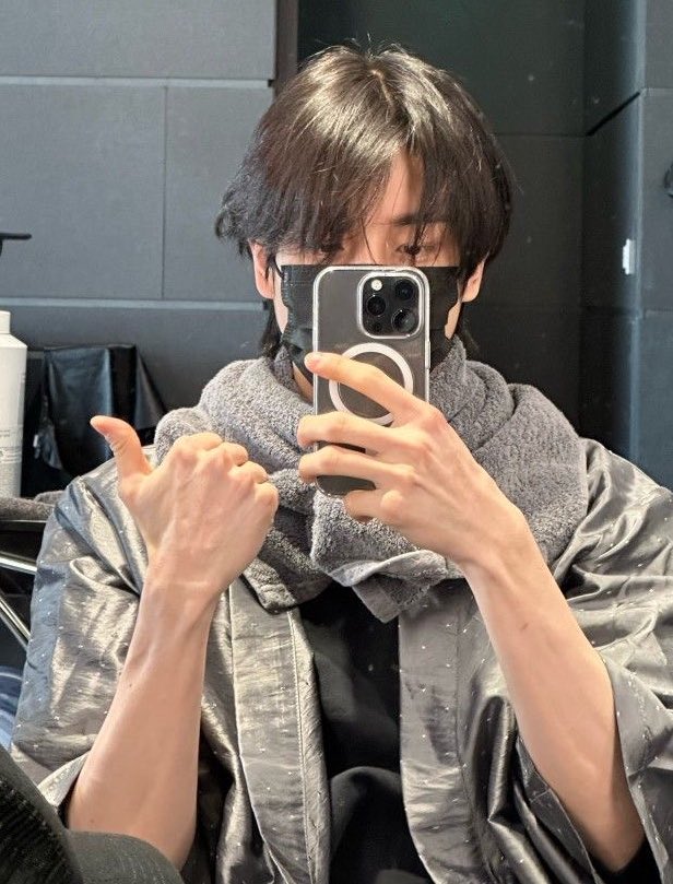 มือหล่อมากโคส แกล้งอ่า แต่เอาอีกน้า เล่นกับใจเราเยอะ ๆ เลย ชอบมาก 😭😭😭