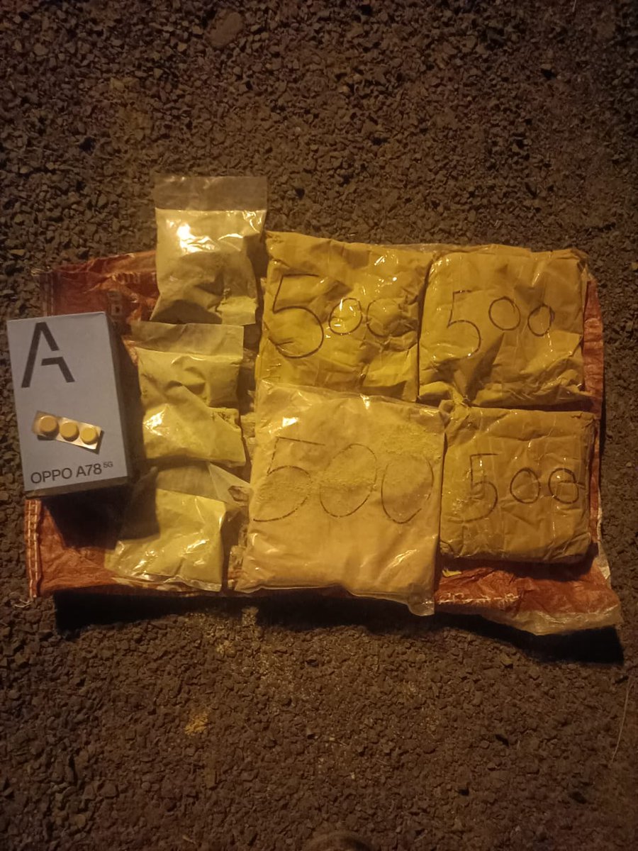 Foiling an attempt of drug trafficking, #AlertBSF troops of @BSF_SOUTHBENGAL seized 2.2 Kg Heroine worth Rs. 2.2 crore while being smuggled from India to Bangladesh through the International border of Murshidabad #WestBengal 

Well done BSF

#SayNoToDrugs 
#LokSabhaPolls 
#TejRan