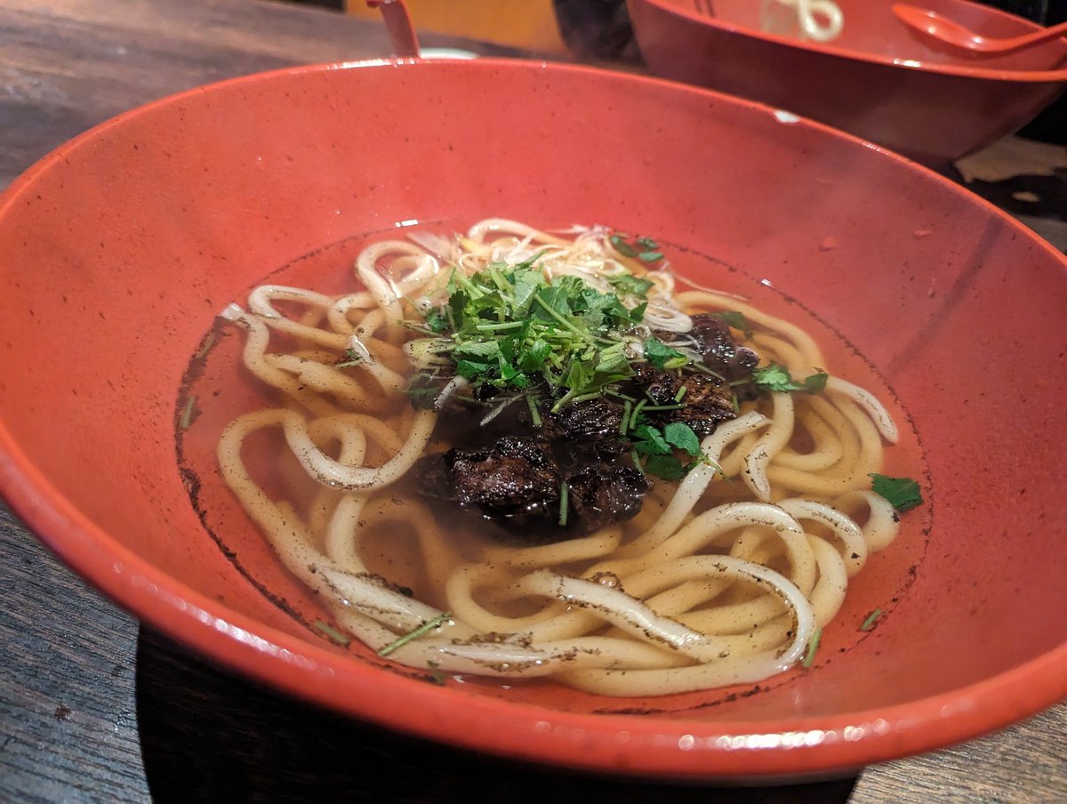 本日の飯テロ！！

白山市松任にある軍鶏屋さんで
炎焼きうどん🤤🤤

親鳥を使用していて噛めば噛むほど味が出てきてとてもクセになります✨

価格もかなりリーズナブルで平日でも開店前からお客さんがいることも🙌

大満足のお昼ごはん!!

 #ランチ  #昼ごはん  #飯テロ