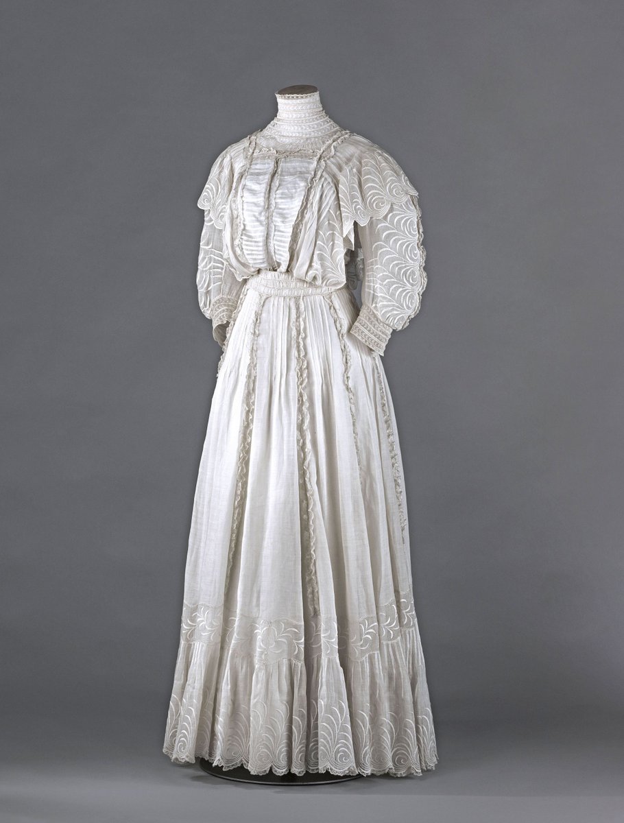 Day Dress, c.1908.

Cotton  muslin.
©️ @PalaisGalliera 
#Fashionhistory