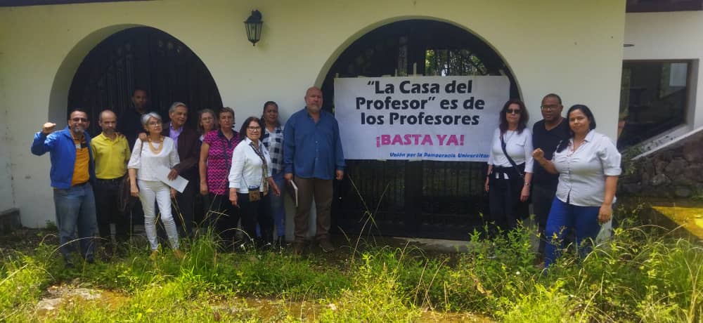 Luego de la Asamblea de Profesores, decidimos continuar el reclamo de contar con una Casa del Profesor, libre de intervención. 
@APUSB 
@WilliamAnseumeB 
@ScarlethMujica 
@ojpa1951 
@profesorgalarza