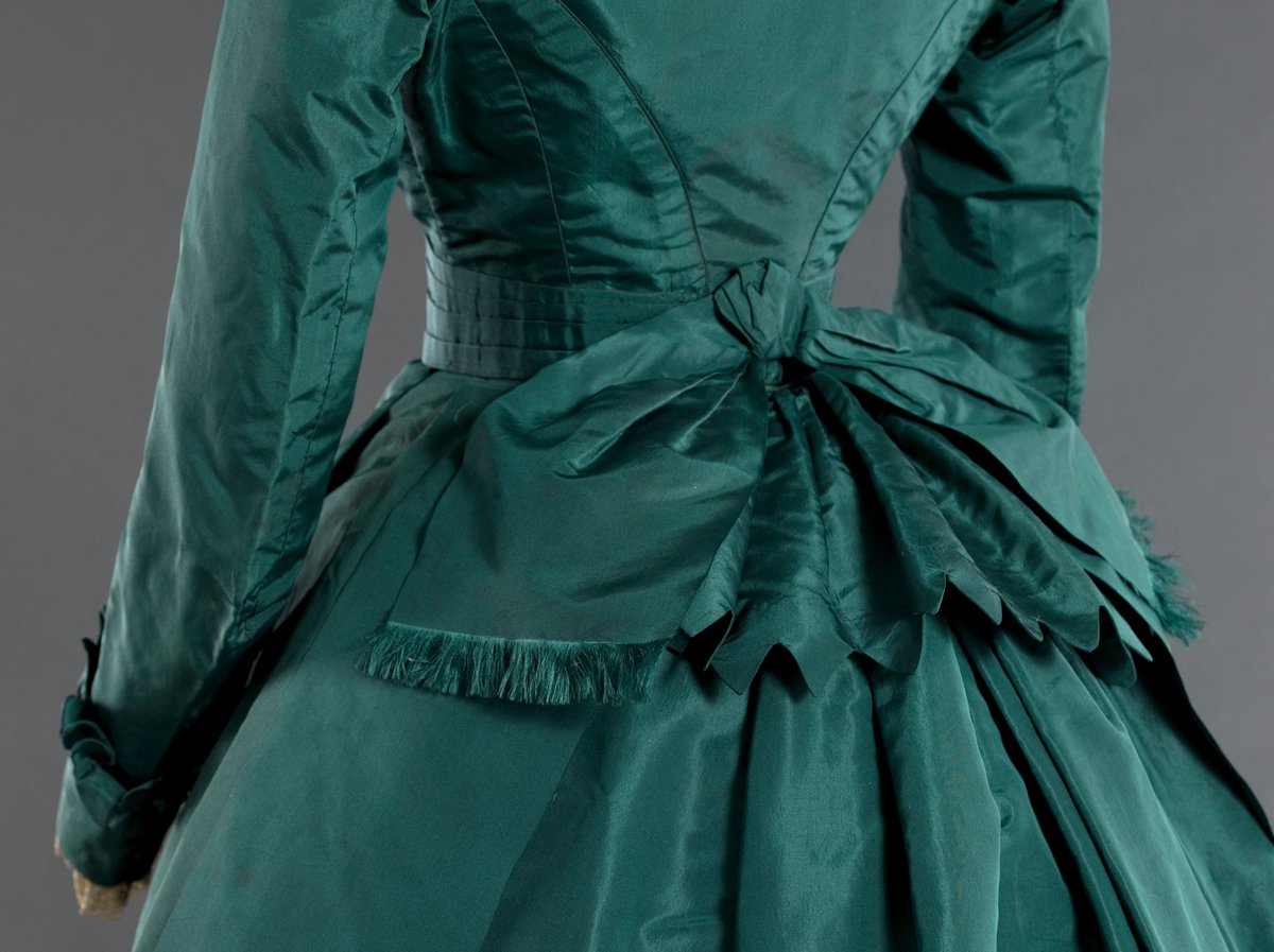 Paris
Worth & Bobergh,
7 rue de la Paix.

Dress, c.1869.

Silk faille & machine-made lace.

©️ @PalaisGalliera 
#FashionHistory