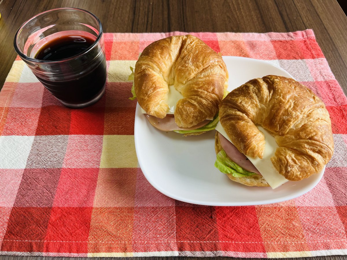 お昼ごはん
今日はクロワッサンでサンドイッチ🥐
(レタス、ハム、トマト、チーズ)
ドリンクはアイスコーヒー
いただきま〜す🙏✨
 #おうちごはん