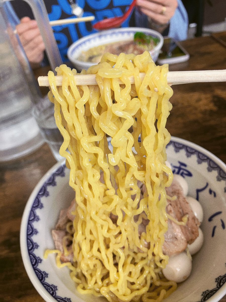 今日の味噌二杯目 #雪ぐに
つけ麺 、ウズラ、巻バラチャーシュー😤
10日間で4回目‼️食べ過ぎやろ😏👍
でもやっぱり美味かった❣️
同麺者さんの牡蠣少し貰ったけど、スープ美味いね(´ڡ`❤)
途中で麺啜ってる時むせて酢の効いたスープが鼻に入って泣いてもうた😭
さすがに腹パン👏😊💕もう食べれない😭…