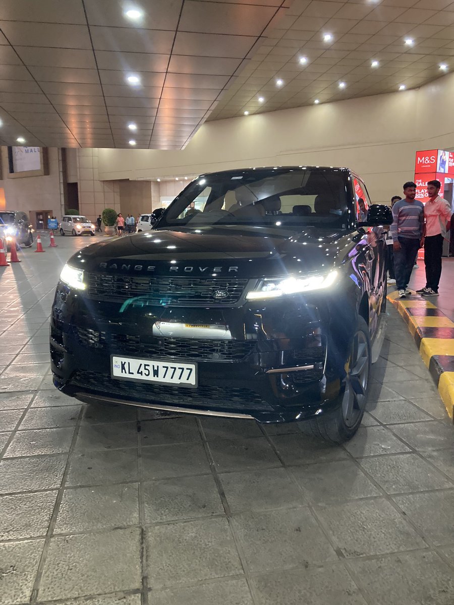 Actor Tovino Thomas's Range Rover Sport.

#tovinothomas #nadikar #rangerover #rangeroversport #lulumall