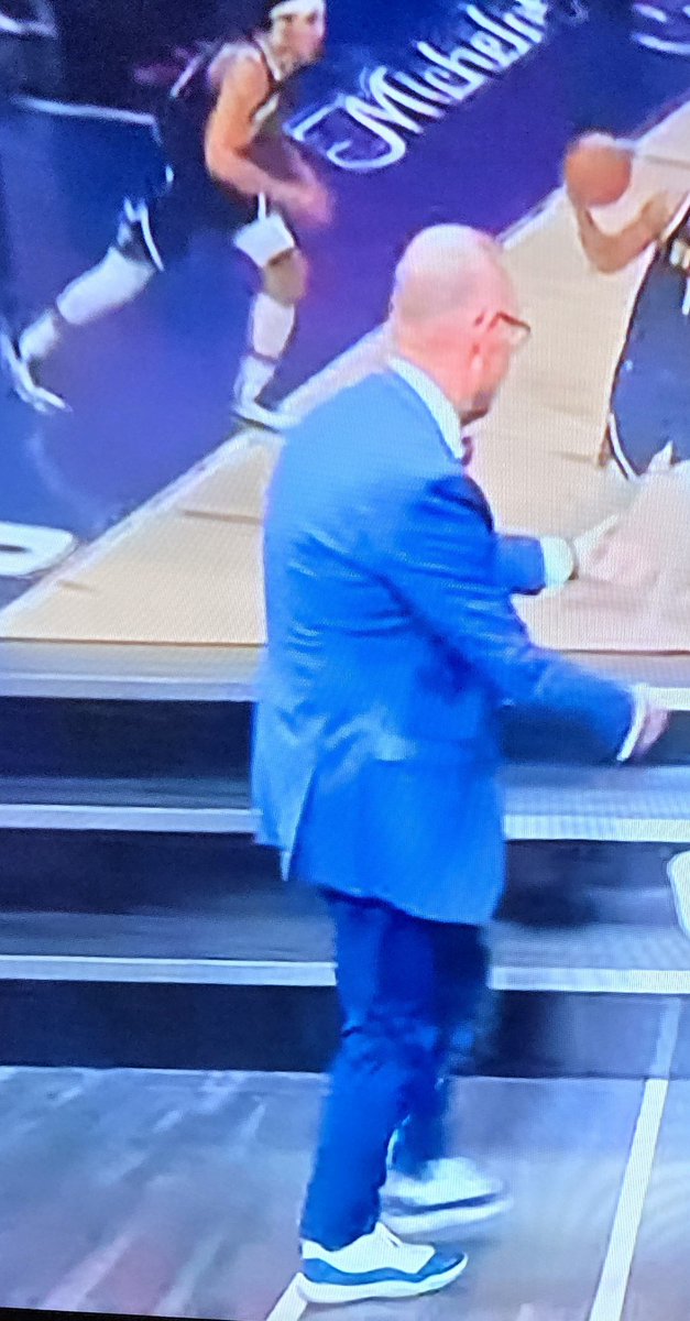 Ok, I see you <a href="/TurnerSportsEJ/">Ernie Johnson</a>  rocking the J 11's 
#swag #NBAonTNT