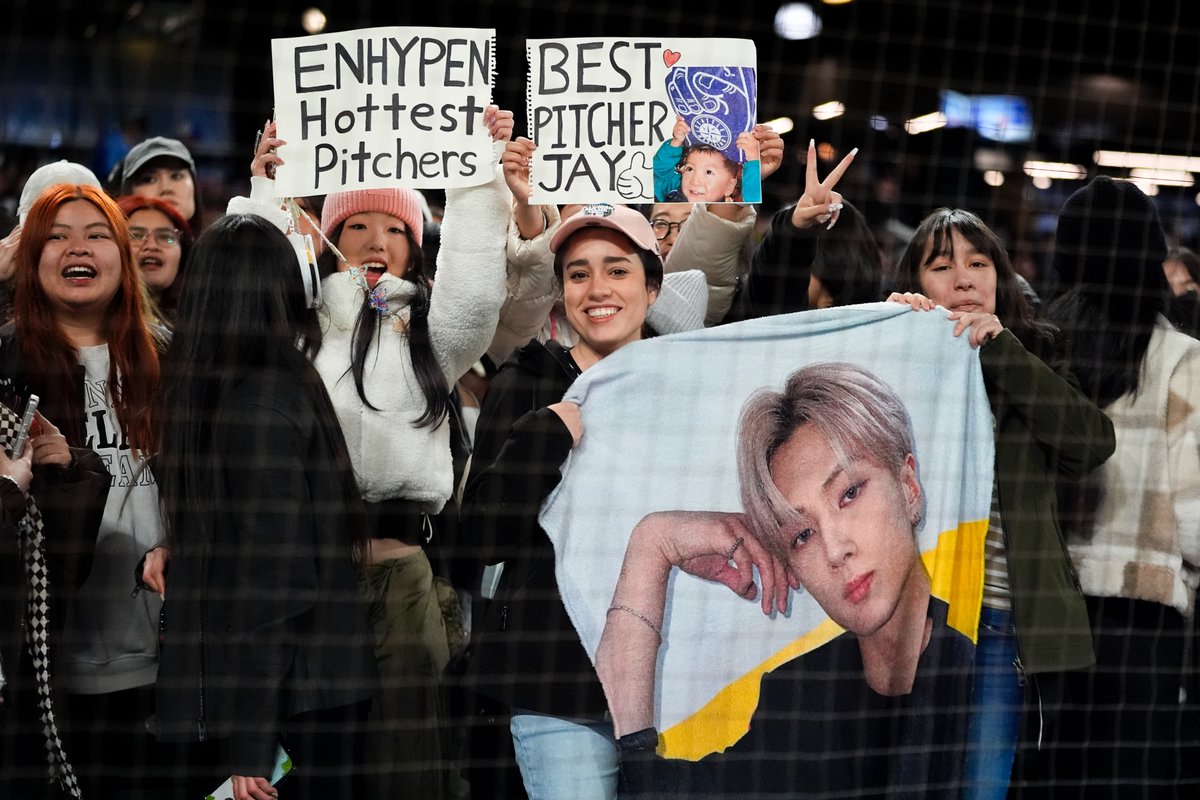 Jay, Ni-Ki and Heeseung of @ENHYPEN threw out the ceremonial first pitches today before the #Mariners vs #Braves game today. (AP/Lindsey Wasson)