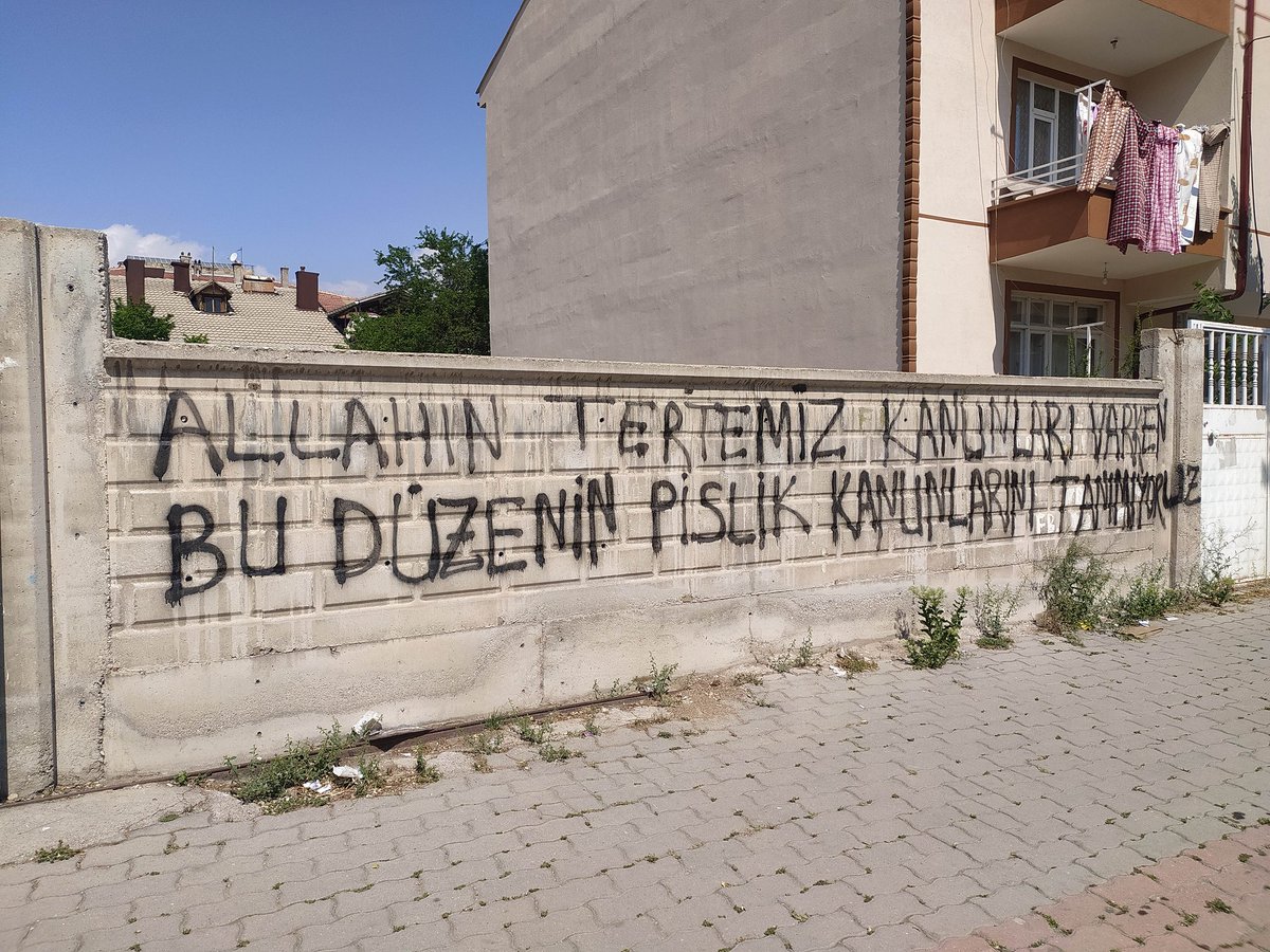 Şeriat destekçilerinin duvar yazıları, Türkiye'nin dört bir tarafına yayılıyor.

📍 Konya