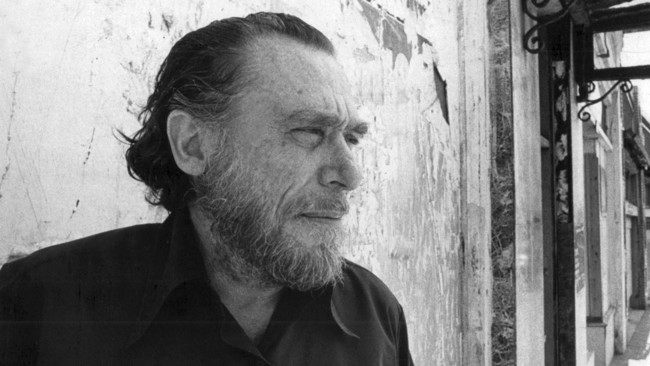 'Nacimos aquí, donde las masas idolatran a los idiotas y los convierten en héroes ricos'. Charles Bukowski