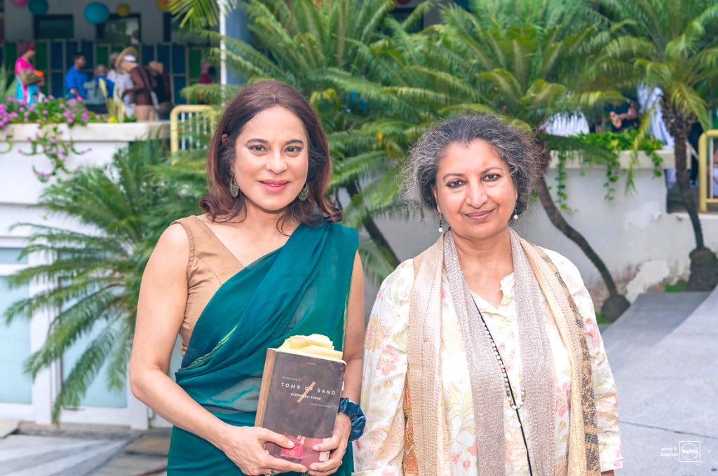 @TheBookerPrizes Tomb of Sand with the author Geetanjali Shree winner of the 2022 international booker prize for literature in Trinidad for the @bocaslitfest She was a thorough delight to interview and her book unlike anything I’ve read . @TiltedAxisPress @TheBookerPrizes 📚🇹🇹🇮🇳