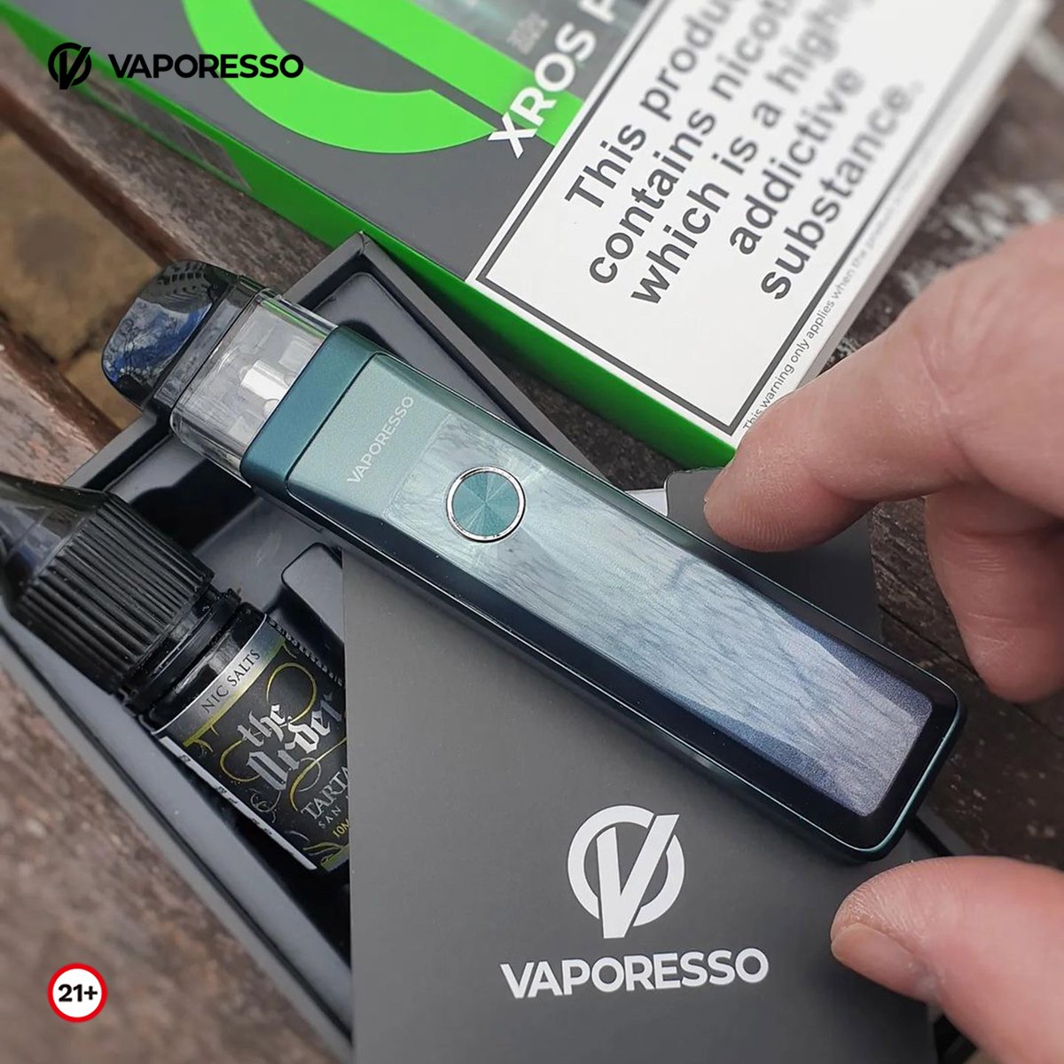 Vaporesso XROS Pro Kit Equipped with a 3ml capacity and 0.4ohm pod featuring top filling, convenience is at your fingertips.🙌🙌 📸 @cbvapor ⚠ Warning: The device is used with e-liquid which contains addictive chemical nicotine. For Adult use only.