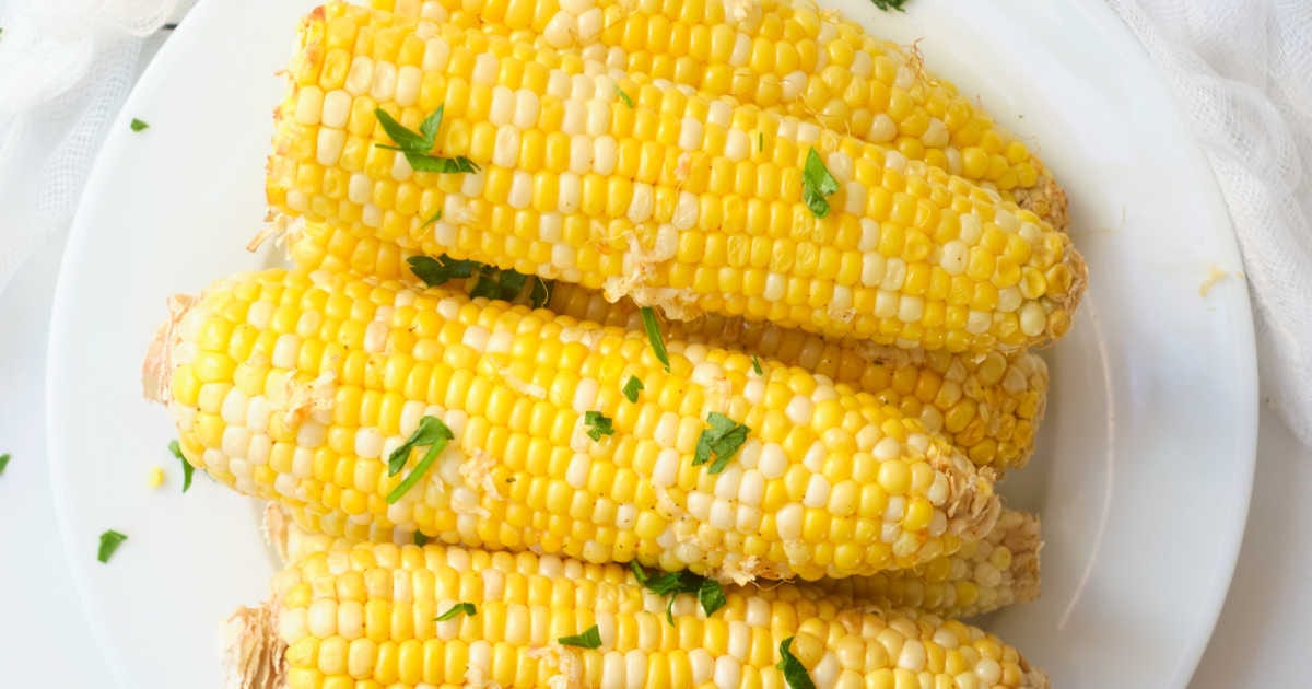 Air Fryer Corn On The Cob Recipe mamalikestocook.com/air-fryer-corn…