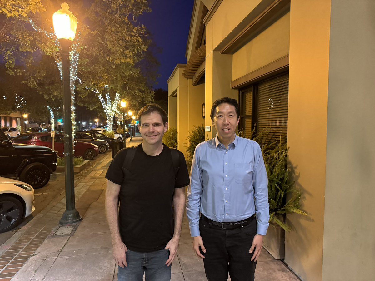 Chatting with @GroqInc’s CEO @JonathanRoss321. Groq has super fast token generation capabilities now. And, I was excited also to hear about his plans to scale up capacity aggressively and also expand this to other models than just LLMs! This is a good time to be building AI