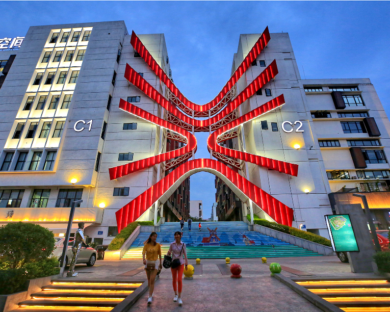You can’t miss Xiamen Lianfa Huamei Space, another one of China’s most beautiful public cultural spaces. A huge butterfly structure at the entrance marks it. Inside, you might find some shops you’ve seen in popular TV series. Isn’t it wonderful! #VisitXiamen #SassyXiamen