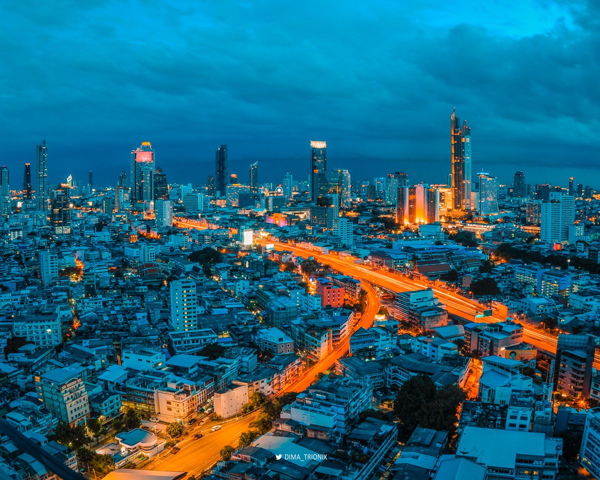 Midweek Teal & Orange night cityscape series. The Room Rama 4 condo view today. Like if you want it as your window view.       

#Bangkok #Thailand #Asia #NightPhotography
