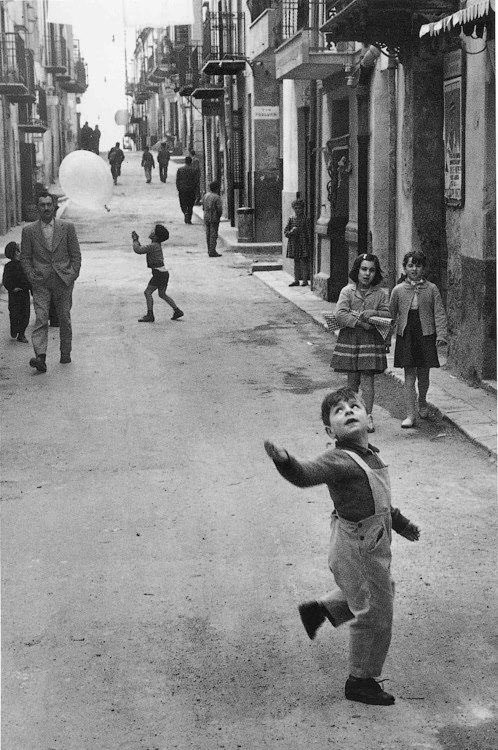 'No hay siete maravillas del mundo a los ojos de un niño. Hay siete millones de maravillas.' Walt Streightiff. Feliz día del niño y de la niña.