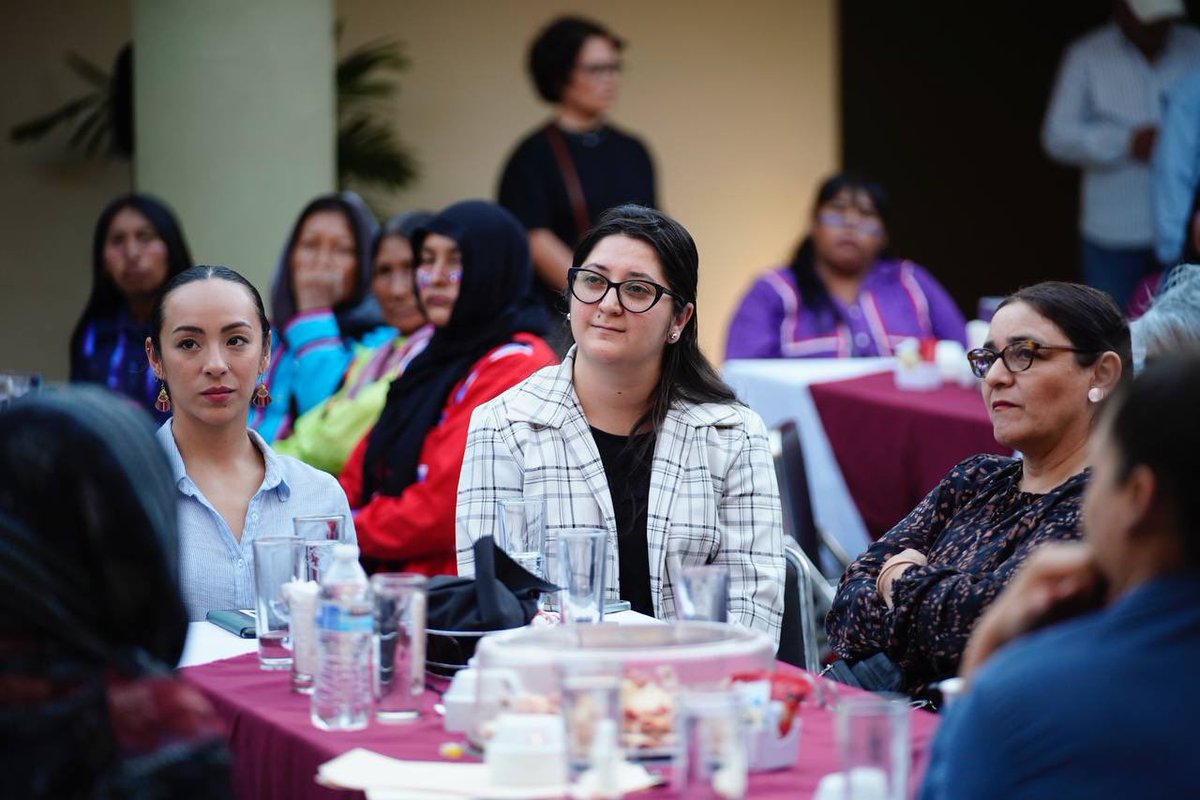 Hoy me comprometo ante la comunidad artística, pueblos originarios, artesanos y promotores culturales que tendrán un gobierno que los respaldará, sabemos que el arte y la cultura son el centro de la transformación y con su ayuda llegaremos a cada rincón de Hermosillo desde la