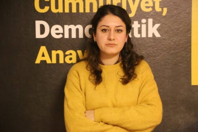 1 Mayıs engellenemez! Sözcüler Kurulu üyemiz Juliana Gözen, sabah saatlerinde İzmir'de gözaltına alındı. 1 Mayıs'ı yasaklayamayanlar uydurma gerekçelerle, gözaltılarla bizleri yıldıramaz! Yoldaşımız derhal serbest bırakılsın! #1Mayıs2024 #1MayısTaksimdir