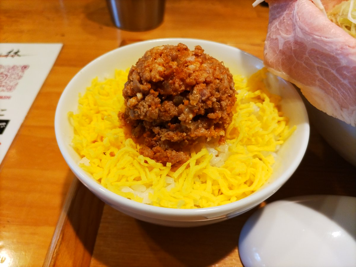 今日のランチ #麺スタイル林 さん 肉まみれスタイル味噌^5^濃厚肉味噌丼👀 あらあら今年初訪問やん🤣ここの味噌ラーメン大好き(*´༥` *)ｳﾐｬ~ｲ♥安定の一杯かと👍肉味噌丼も濃厚で美味しいですな👏都島駅周辺も面白くなって来たぞぉ～(´^ω^｀)ﾌﾞｯﾌｫｵｵｵｵｵｵｵｵｵｵｵｵｵwwｗ #らーめん