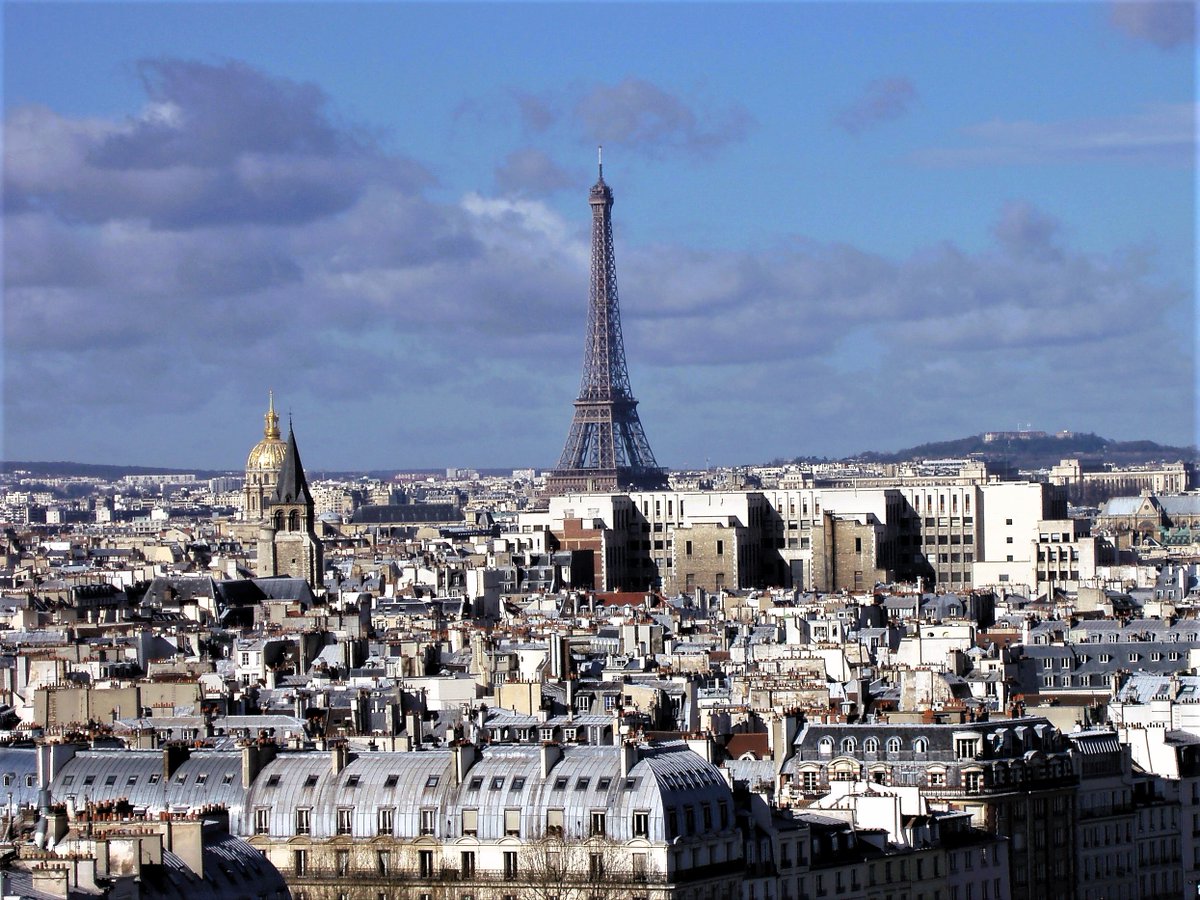 Tuesday's 'Take on the tower'...urban eyeful! 
#EiffelTower #Paris #France #Parisjetaime #takeonthetower