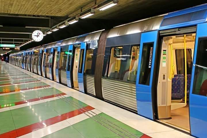 Qué te parece esta historia @EFEValparaiso @metrodesantiago 

Un ingeniero chileno entró en una estación del metro de Estocolmo, capital de Suecia.

Allí notó que había, entre muchos torniquetes normales y comunes, uno que daba paso libre gratuito.

Entonces le preguntó a la…