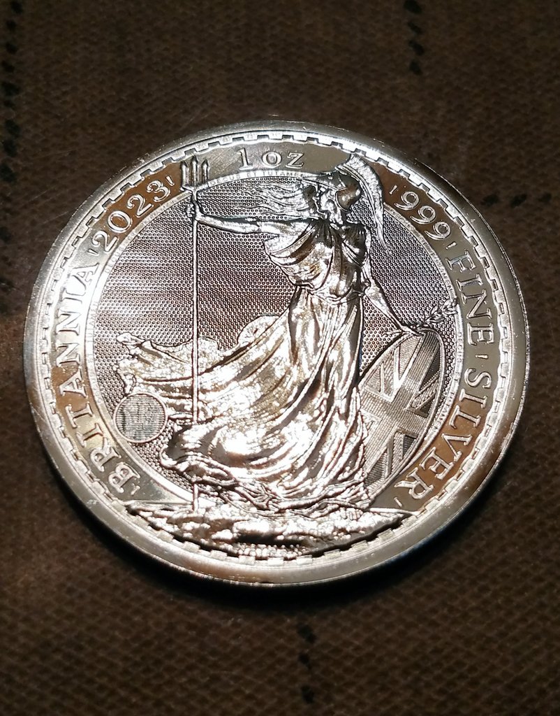 The Britannias are beautiful coins. Great #Silver to have! :) Though I hope the Royal Mint fixes the milkspltting issues, or perhaps I've just had bad luck. But I have some in #platinum as well, would love to get a 1/4 Ozt #Gold one at some point :DDD