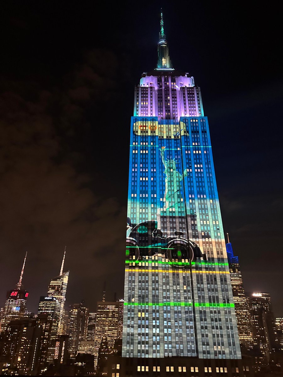 The new WhatsApp race car emoji takes New York @EmpireStateBldg