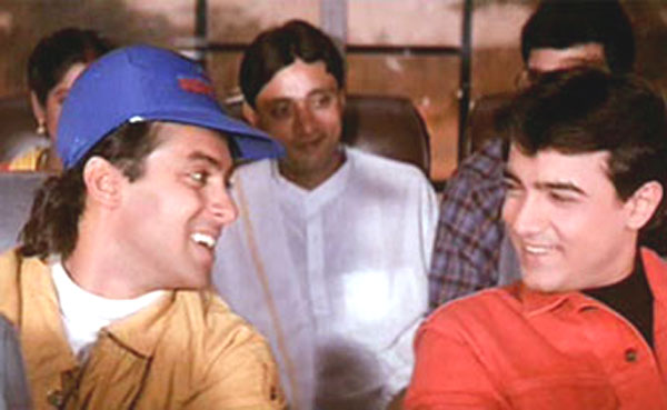 Hindi film fandom is divided into two types: those who love Andaz Apna Apna and those who just don't get the love that this film garners. A thread (🧵) on the iconic film that is often incorrectly thought of as Shashi Tharoor's cinema debut!
