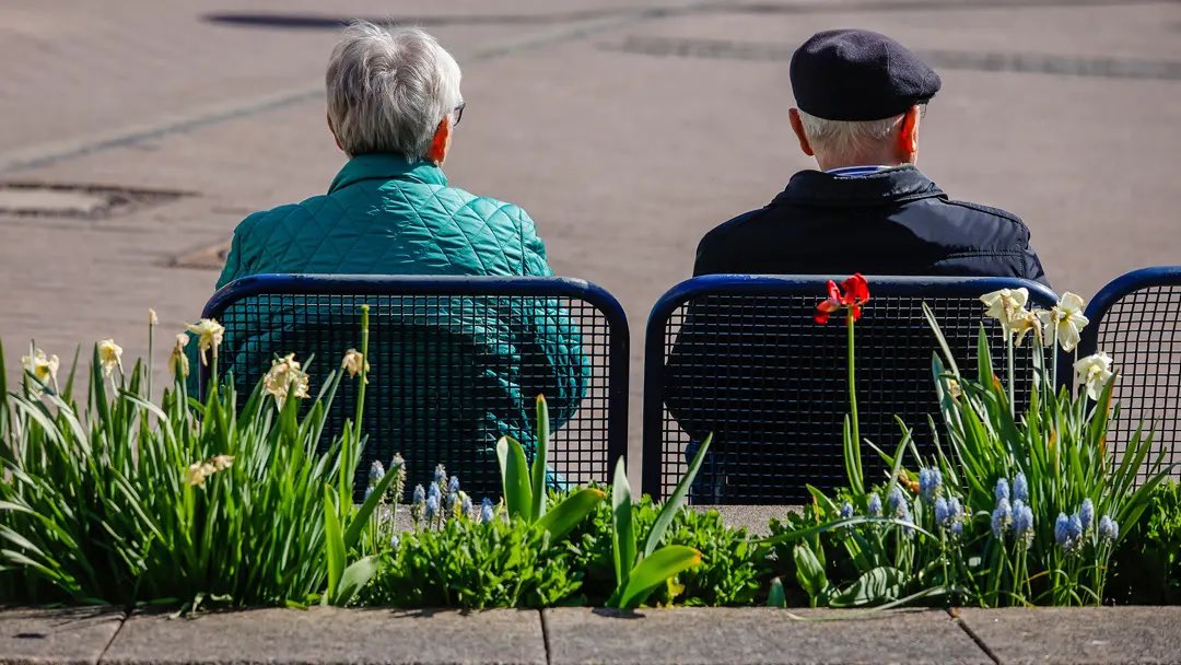 ‼️  🇩🇪  Der anrührende Brief der Rentnerin Ines aus Jena: „Mein Mann und ich haben zusammen 1000 Euro Rente – unser letzter Urlaub war 2007“

'Seit Tagen erreichen unsere Redaktion Briefe von Menschen, denen ihr Geld kaum zu Leben reicht. Besonders berührt hat uns der Brief von…