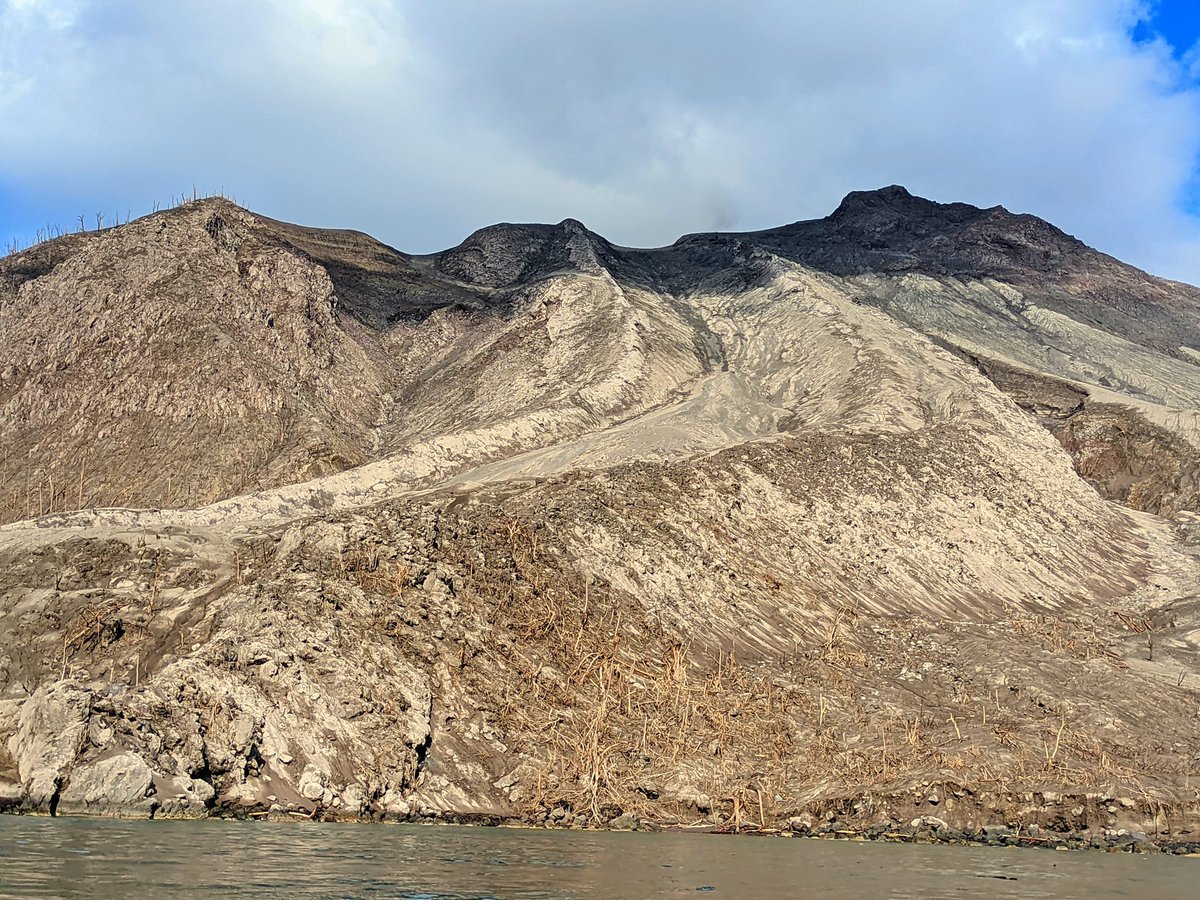 Estas son fotos del volcán #Raung 🇮🇩tomadas el 20 de abril del 2024 durante un periodo relativamente tranquilo del volcán.

Se pueden observar claramente los efectos de los flujos piroclásticos de la erupción de la erupción de 17 de abri.

Créditos:  Fany Goha