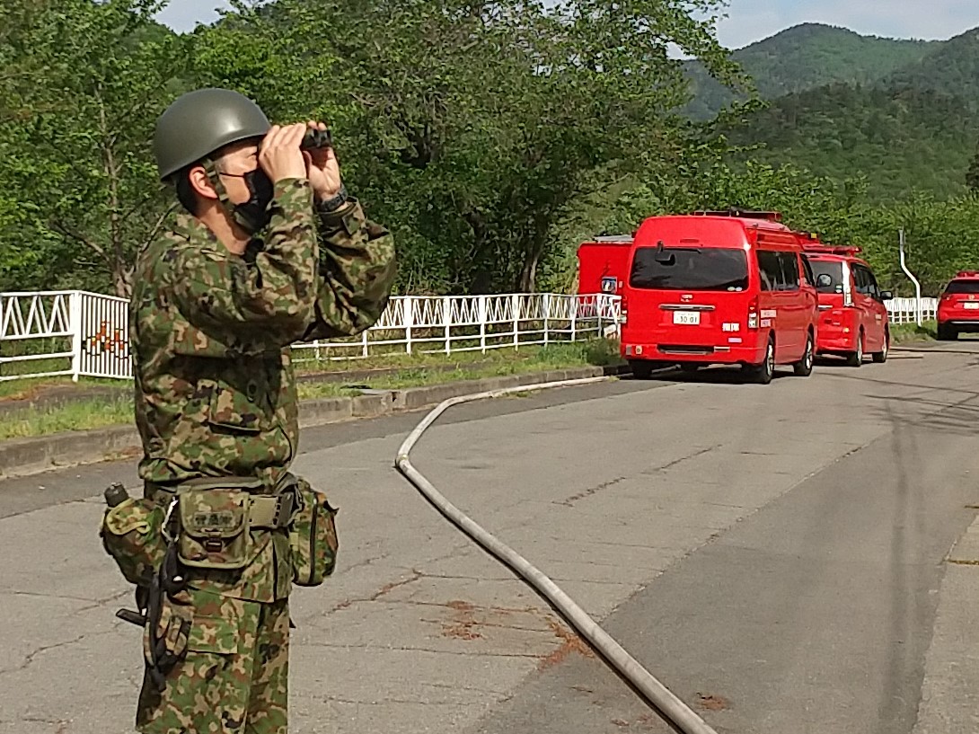 Jgsdf_nea_6dpr's tweet photo. 【山形県高畠町林野火災】
４月３０日１２時０２分に鎮圧を確認、山形県知事から撤収要請を受け、災害派遣活動を終了しました。
引き続き、#GW 間も即応態勢を維持して参ります。
#第６師団 #第２０普通科連隊 #第６飛行隊 #災害派遣 #地域と共に https://t.co/QbUjtnee49