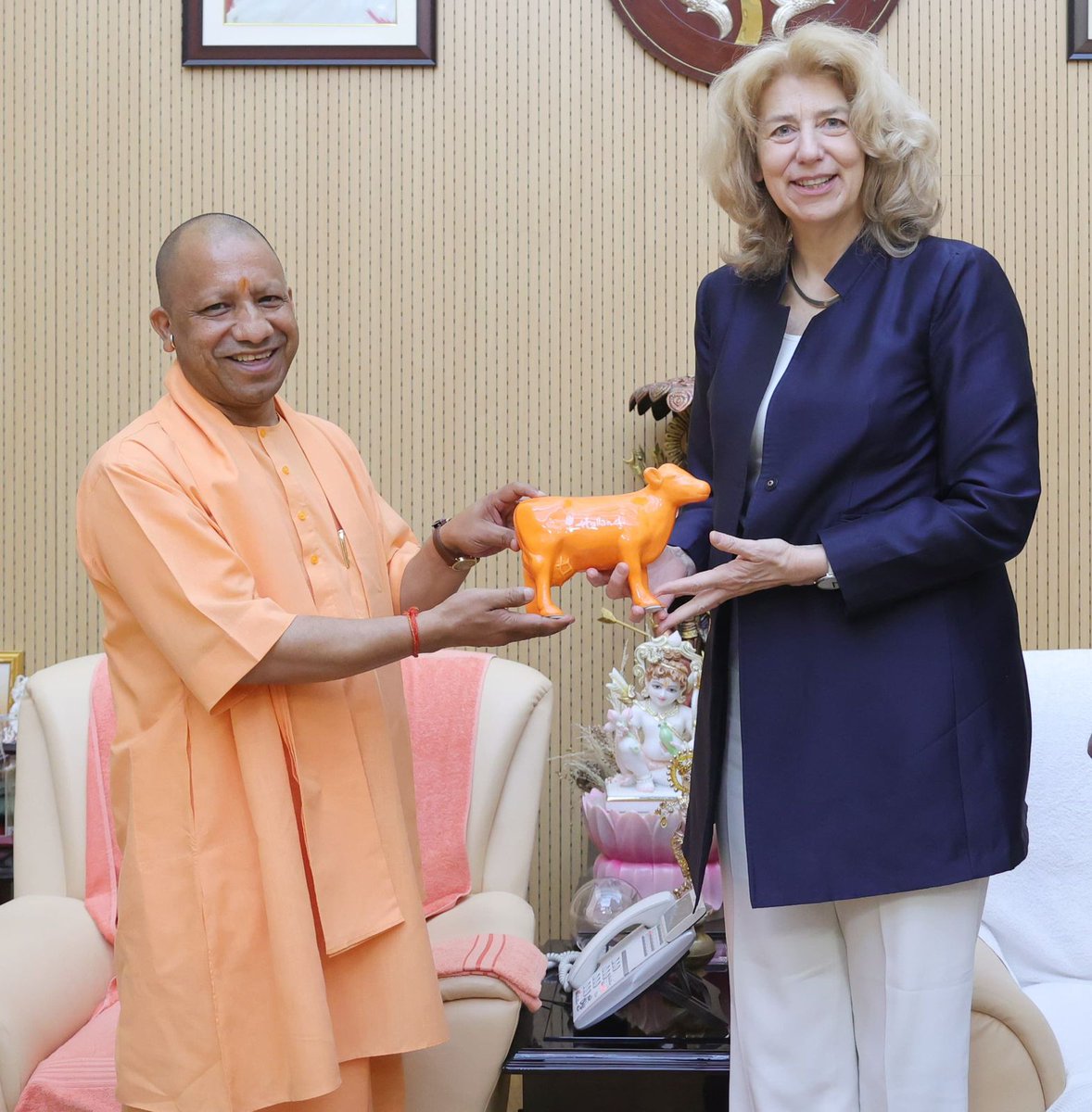 Ambassador @marisagerards had a courtesy call with Hon'ble CM @myogiadityanath . They had a fruitful discussion regarding expanding partnership opportunities between 🇳🇱 and 🇮🇳 in the field of hi-tech #TechInnovation #agriculture & #businessgrowth #UPNetherlands