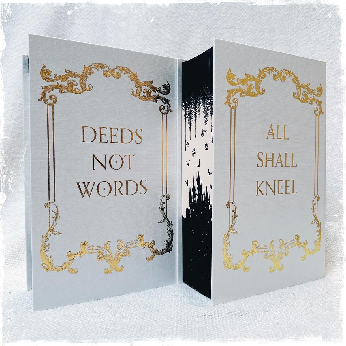 Power couple. 

EMPIRE OF THE VAMPIRE &amp; EMPIRE OF THE DAMNED special editions from <a href="/illumicrate/">Illumicrate ✨</a> .  Honestly look at those edges. 

🖤⚔️🦇