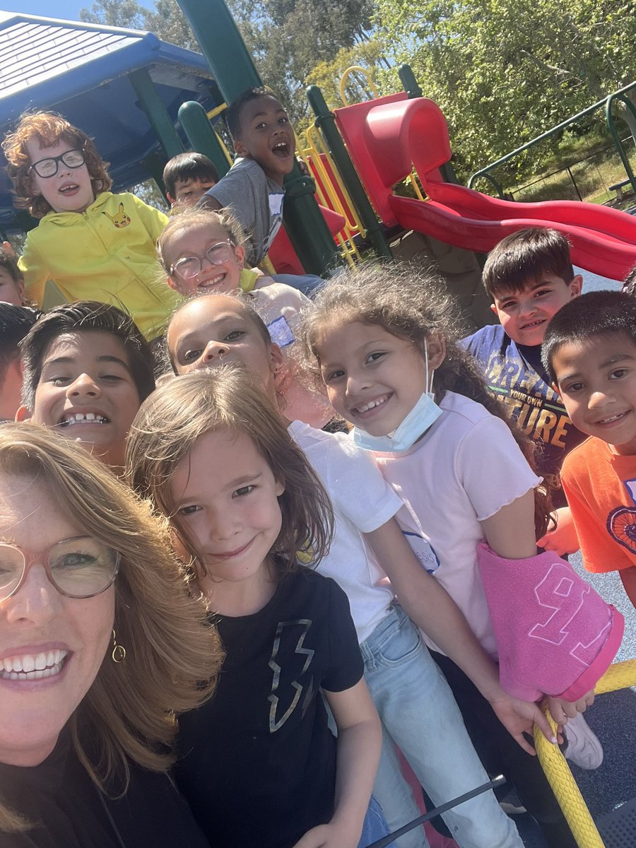 DeckerPUSD's tweet image. Such #funinthesun with these #1stgraders who won the #tablepoints challenge! #icecream #extrarecess #deckermakeswaves #proud2bepusd #pbisrewards
