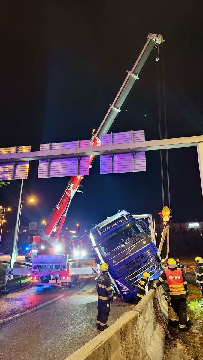 Po půlnoci jsme vyprošťovali kamion, který najel na betonová svodidla na Rozvadovské spojce. Použili jsme jeřáb a vyprošťovací speciáll. Náročný zásah trval přes dvě hodiny.