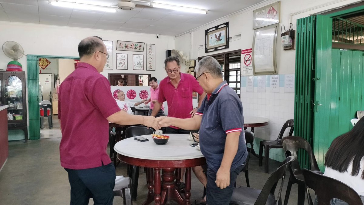 Sebelum mulakan tugasan harian, ADUN Machap Jaya, YB #𝐧𝐠𝐰𝐞𝐡𝐞𝐞𝐬𝐞𝐦 meluangkan masa untuk bertemu sambil mendengar pandangan penduduk kawasannya di kedai kopi Kg Machap Baru bersama Ketua Kampung En.Michael Tai. #melestarimachapjaya #JalanTerusSampaiJadi