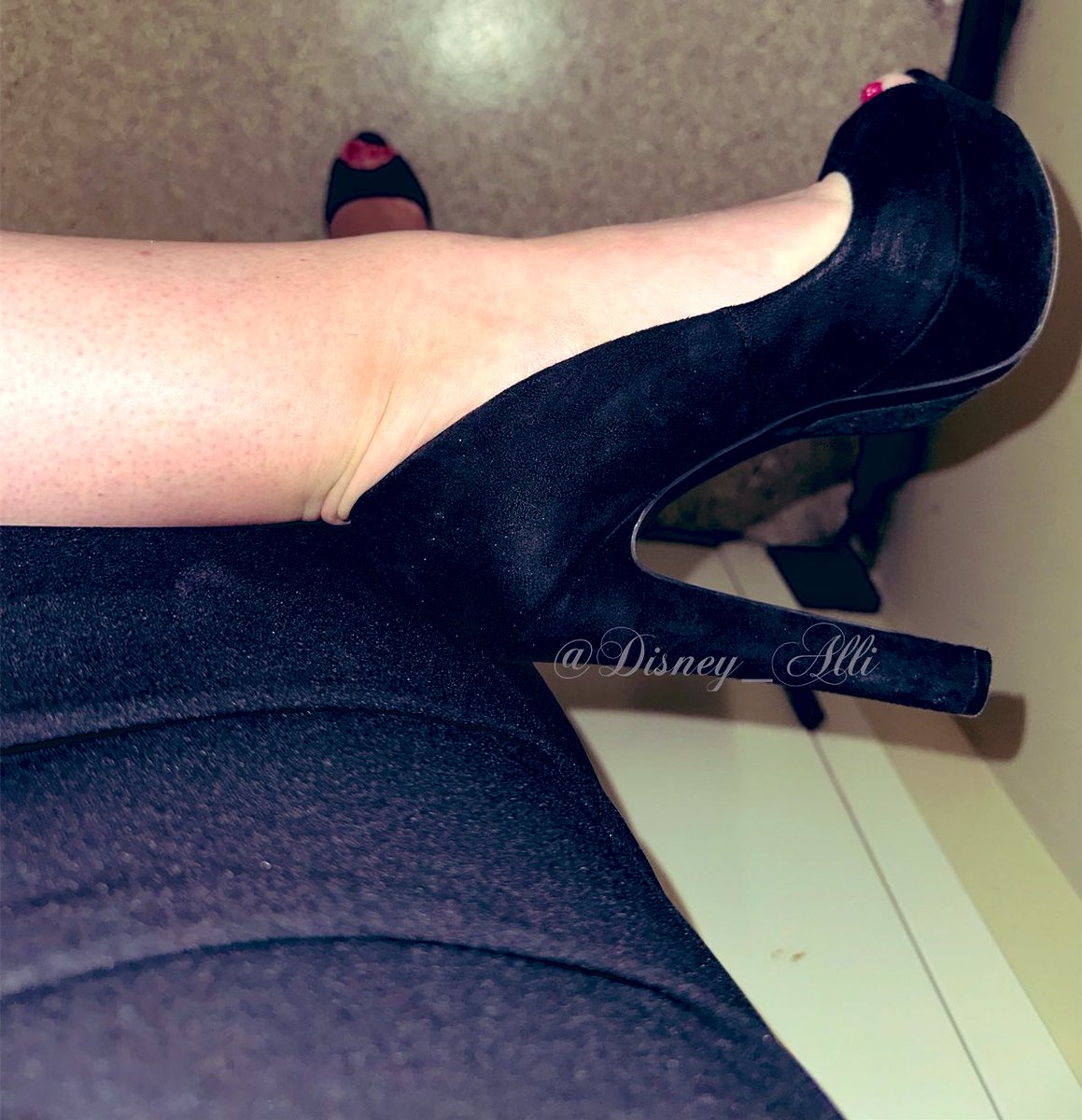 It’s a peep toe day #shoes #shoefie #shoestagram #shoesoftheday #sotd #outfitoftheday #ootd #highheeledshoes #pumps #highheellife #highheellover #highheeladdict #shoelover #shoefreak #shoeporn #shoewhore #shoeaddict #shoeaholic #shoeaddiction #heelsporn #heels #peeptoes #showoff