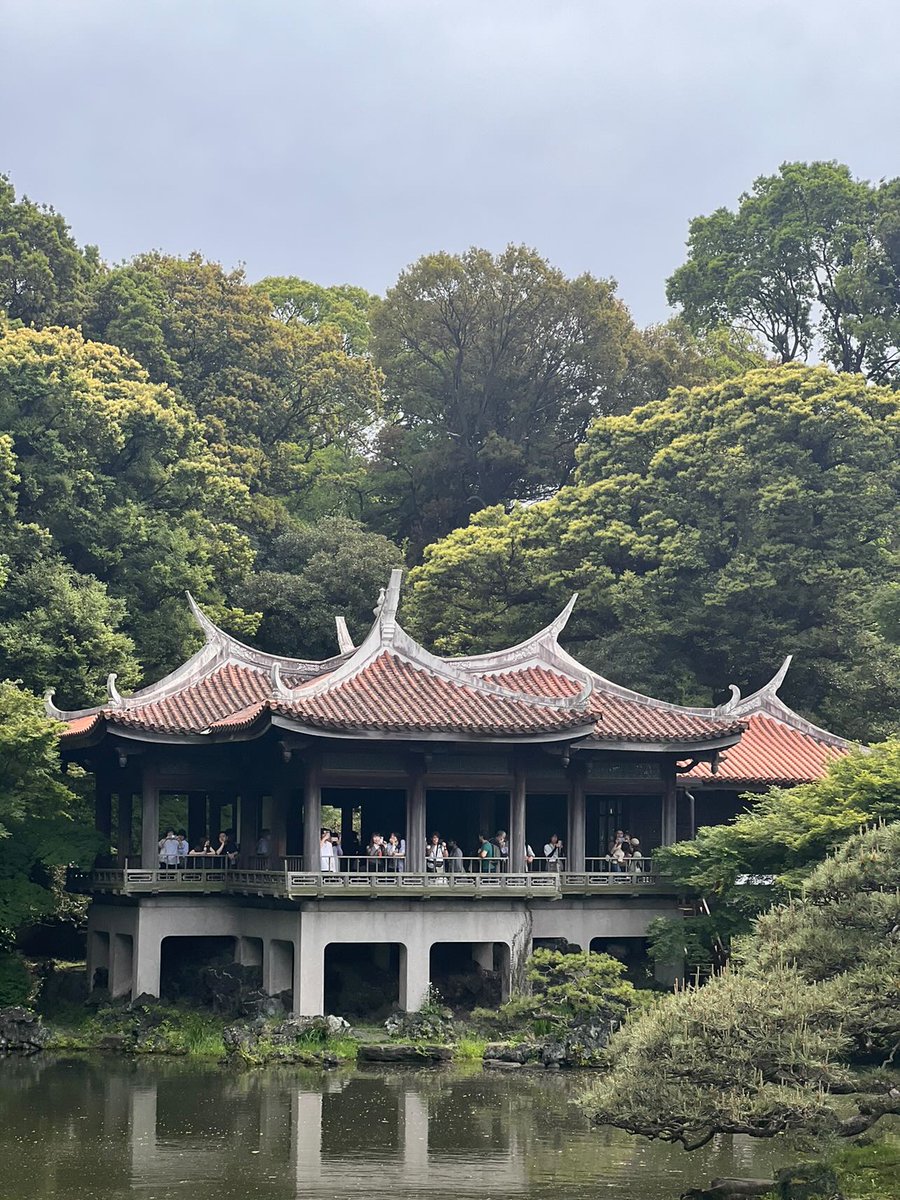 Goodafternoon everyone.
This shinjuku gyoen national garden is one of the most beautiful and famous park located in shinjuku.
Just 9min walk from shinjuku station south exit.
500 yen for adults / 250 yen for childrens and students.
airbnb.jp/rooms/21581868
#airbnbhomes
