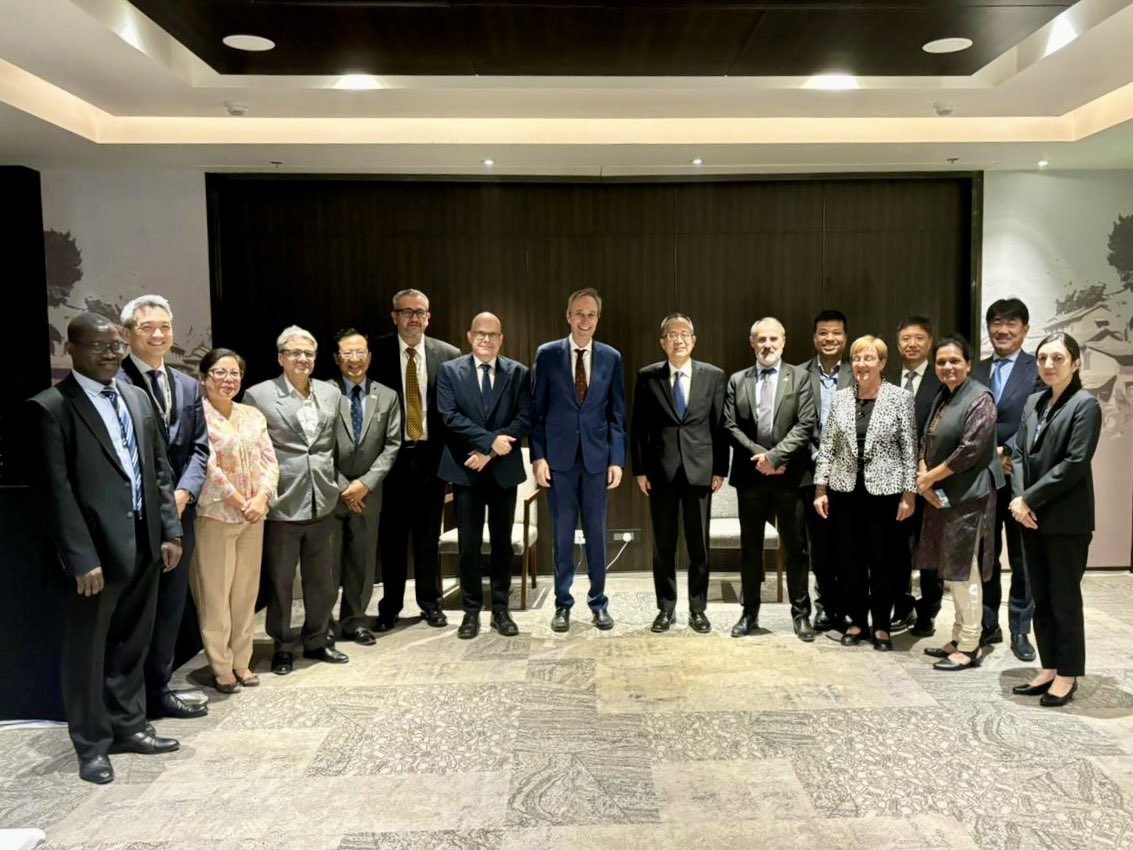 Good to meet @ADB_HQ VP Yingming Yang & team. The @WorldBank Group & ADB are harmonizing efforts to strengthen our support to #Nepal through our upcoming country partnership strategies & in sectors such as hydropower. Together we hope to create greater impact for all Nepalis!