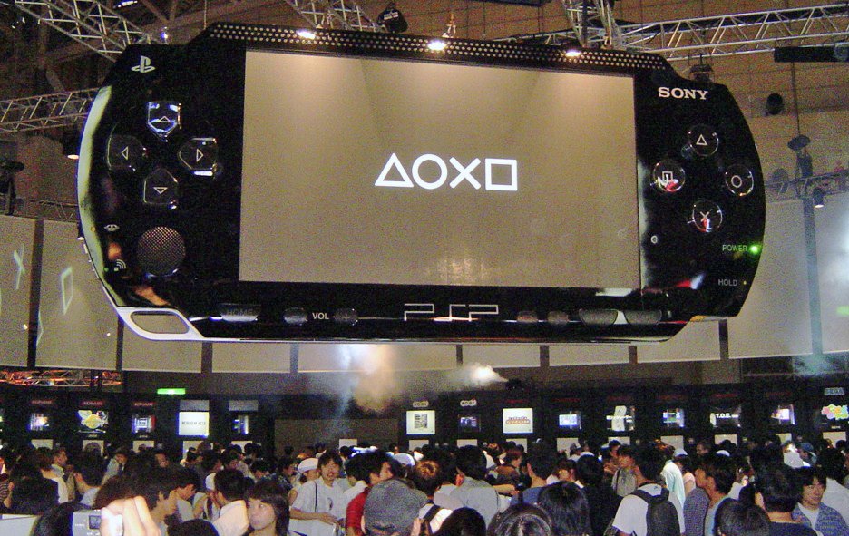 Imagen correspondiente al 24 de septiembre de 2004 donde #Sony presentó su #PSP gigante en el Tokyo Game Show.

#PlayStation