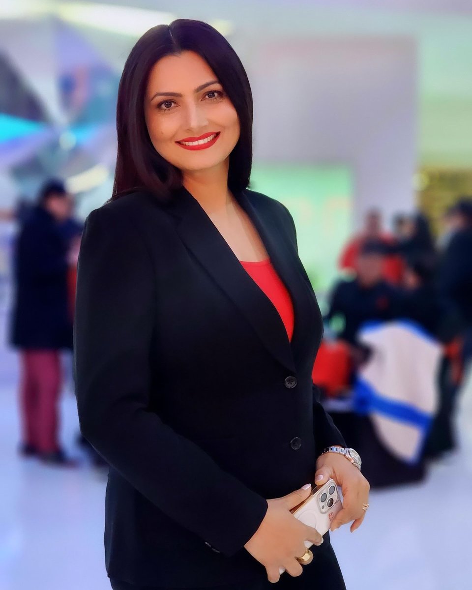 Indian tv News Anchors🇮🇳 Page promotion➡️ Please Follow News Anchor - Chitra tripathi hindustanianchors