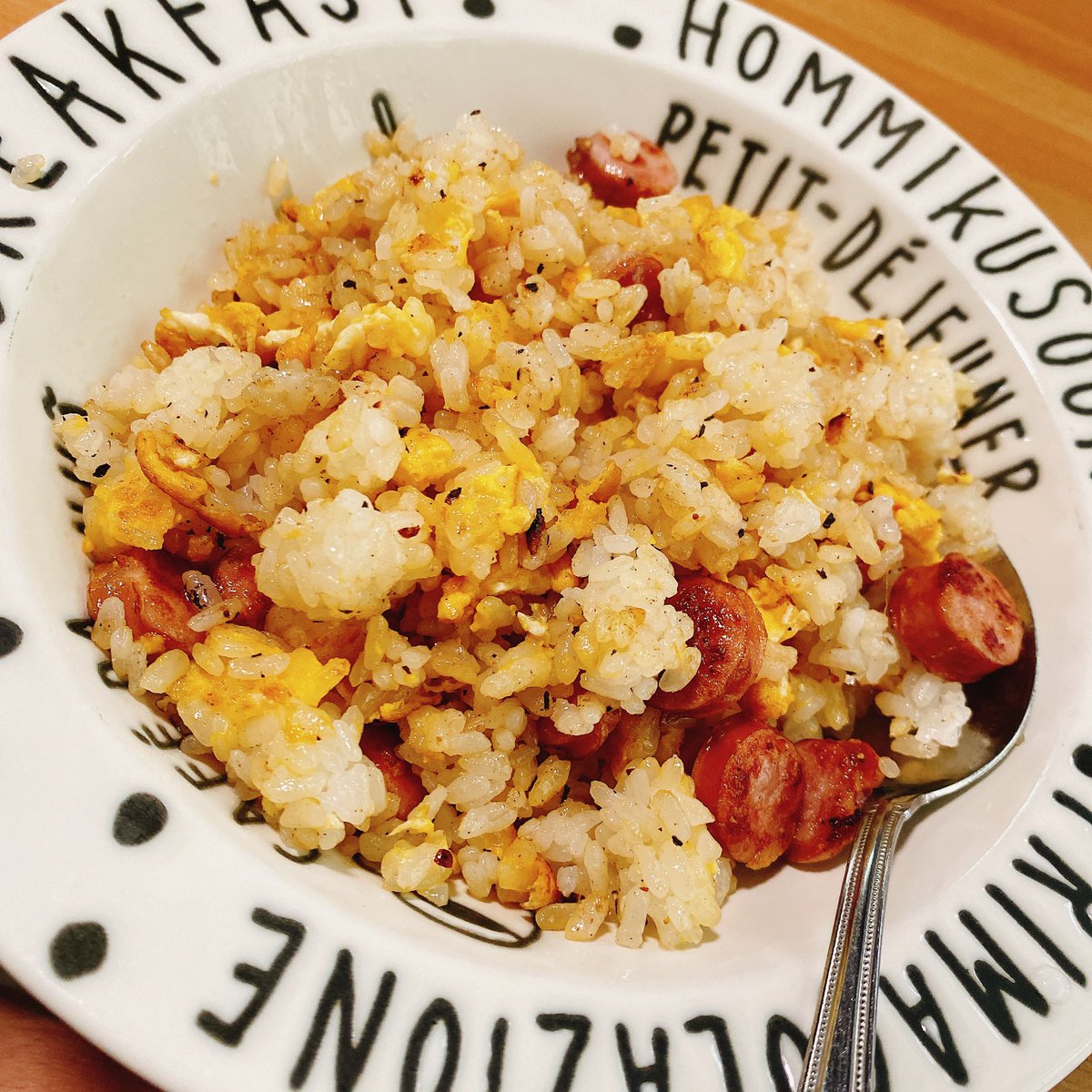 3分くらいで作った玉子炒飯、早くて美味しくて材料少なくて満足感高かったので、これはリピだな…