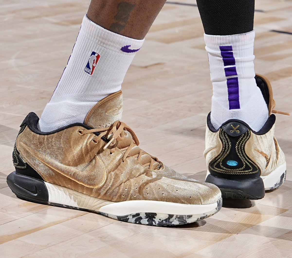 LeBron wore a 21 PE inspired by “The Shop” tonight